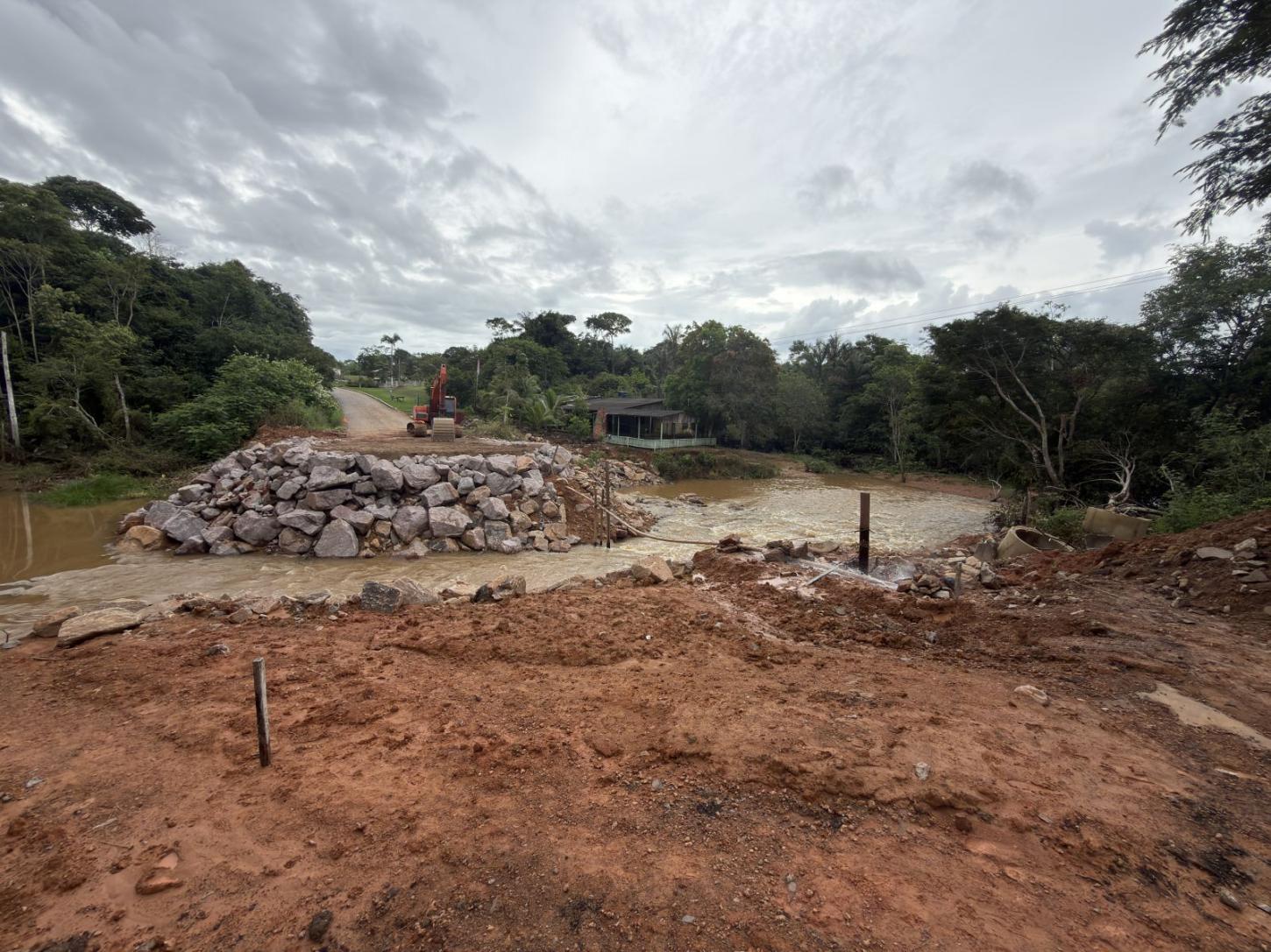 Após rompimento de estrada, famílias recebem assistência contínua