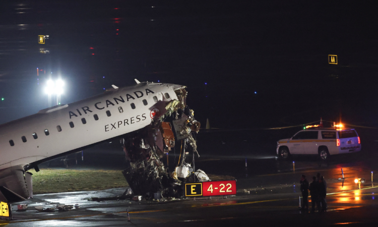Avião colide com caminhão em aeroporto de Nova York e deixa dois mortos
