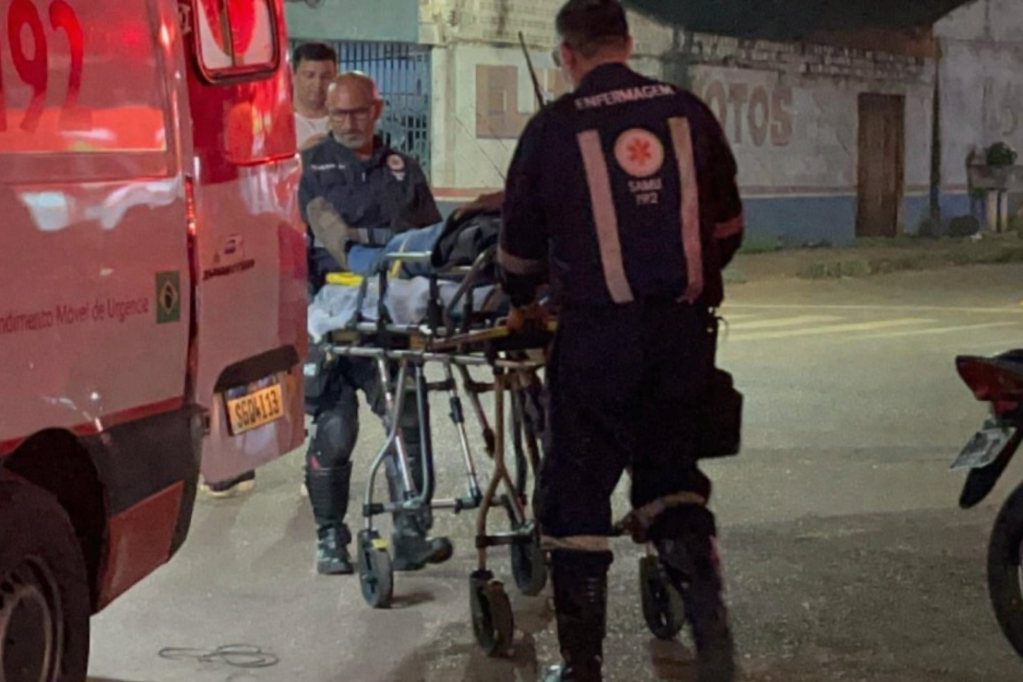 Colisão entre moto e bike deixa homem ferido na zona leste