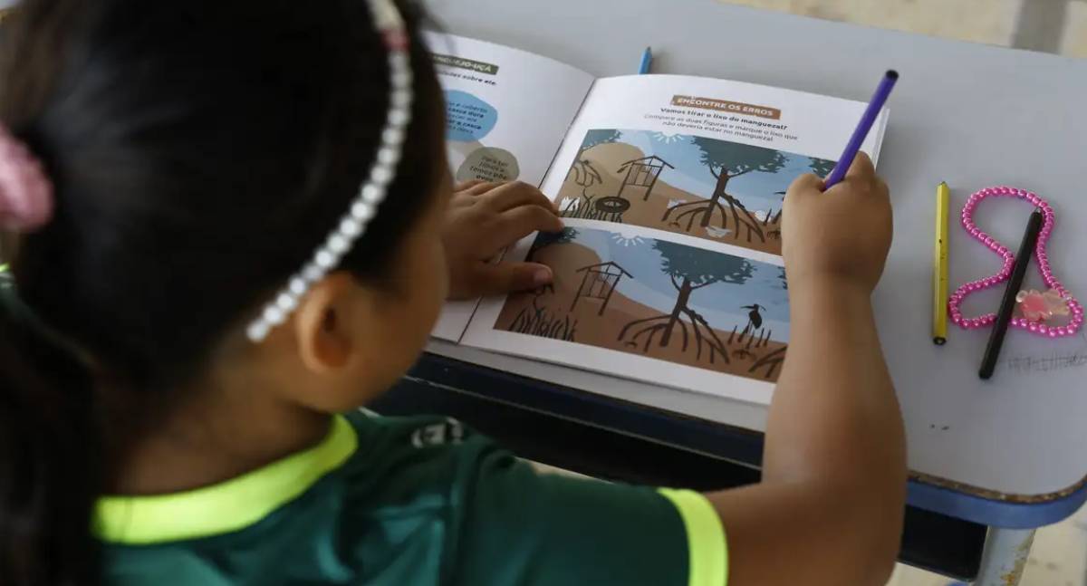 Criança alfabetizada relata a Lula abertura de um mundo mágico