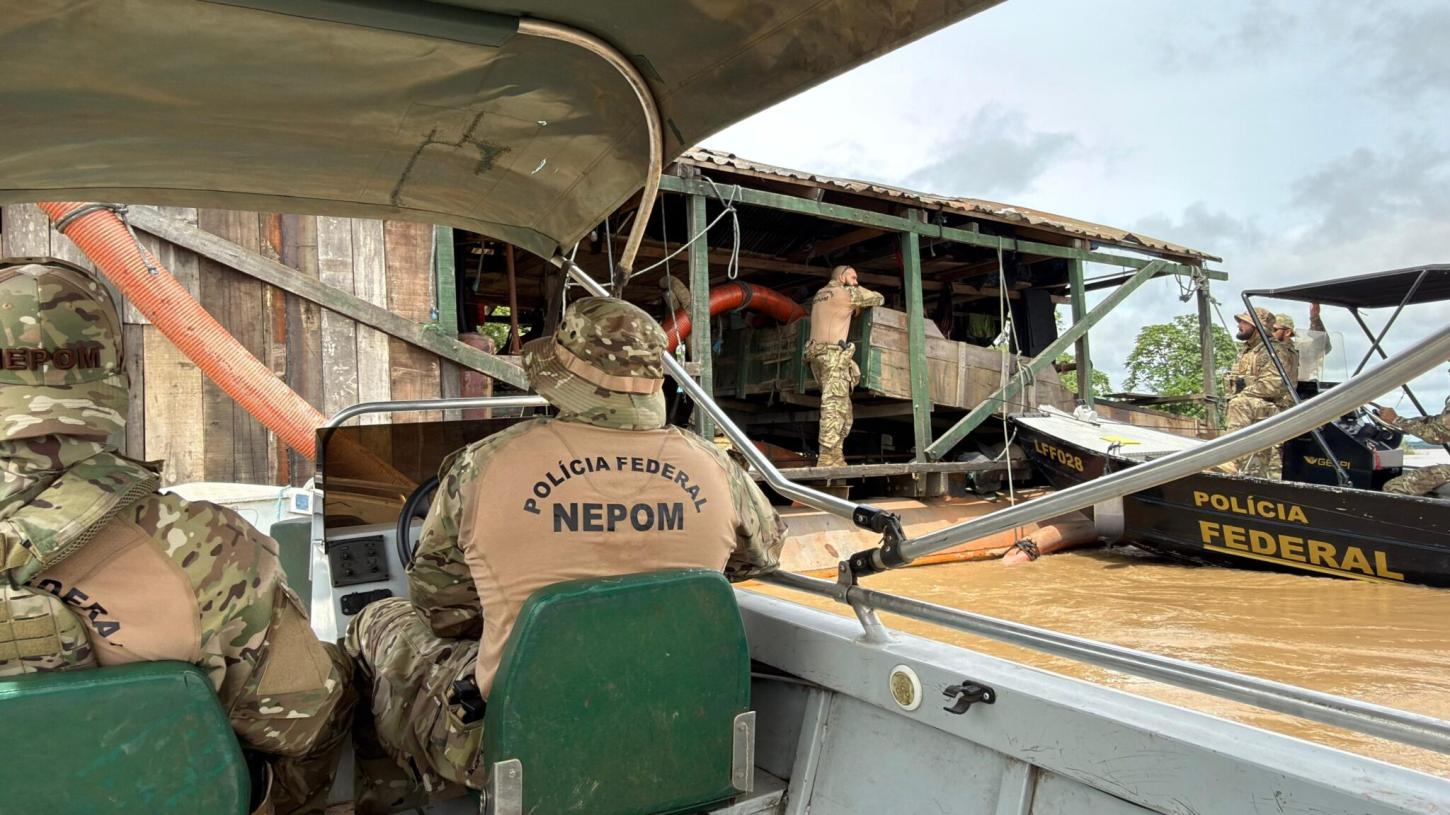 Draga é destruída em operação da Polícia Federal no Rio Madeira