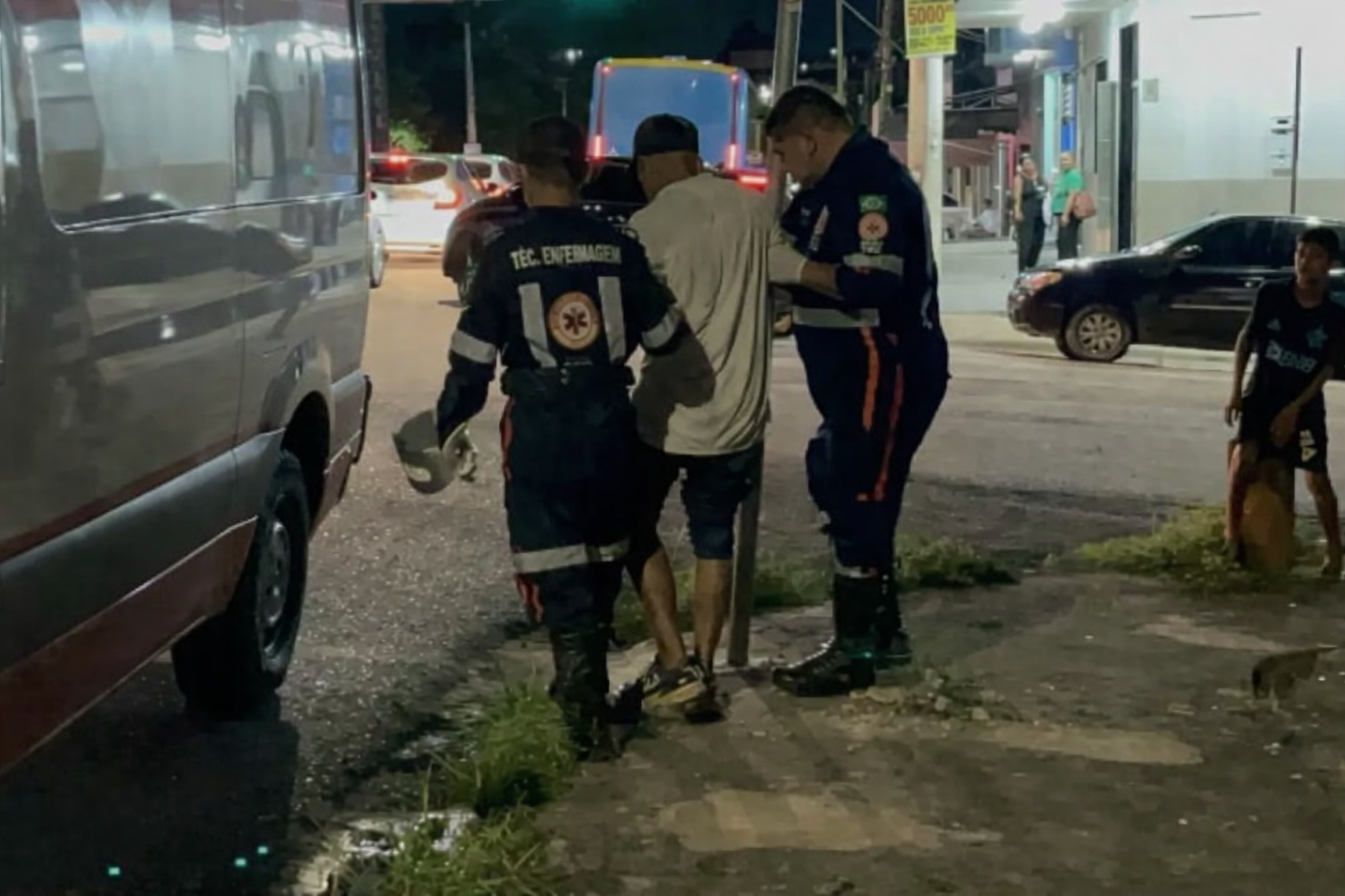 Idoso escapa de atropelamento por ônibus no centro