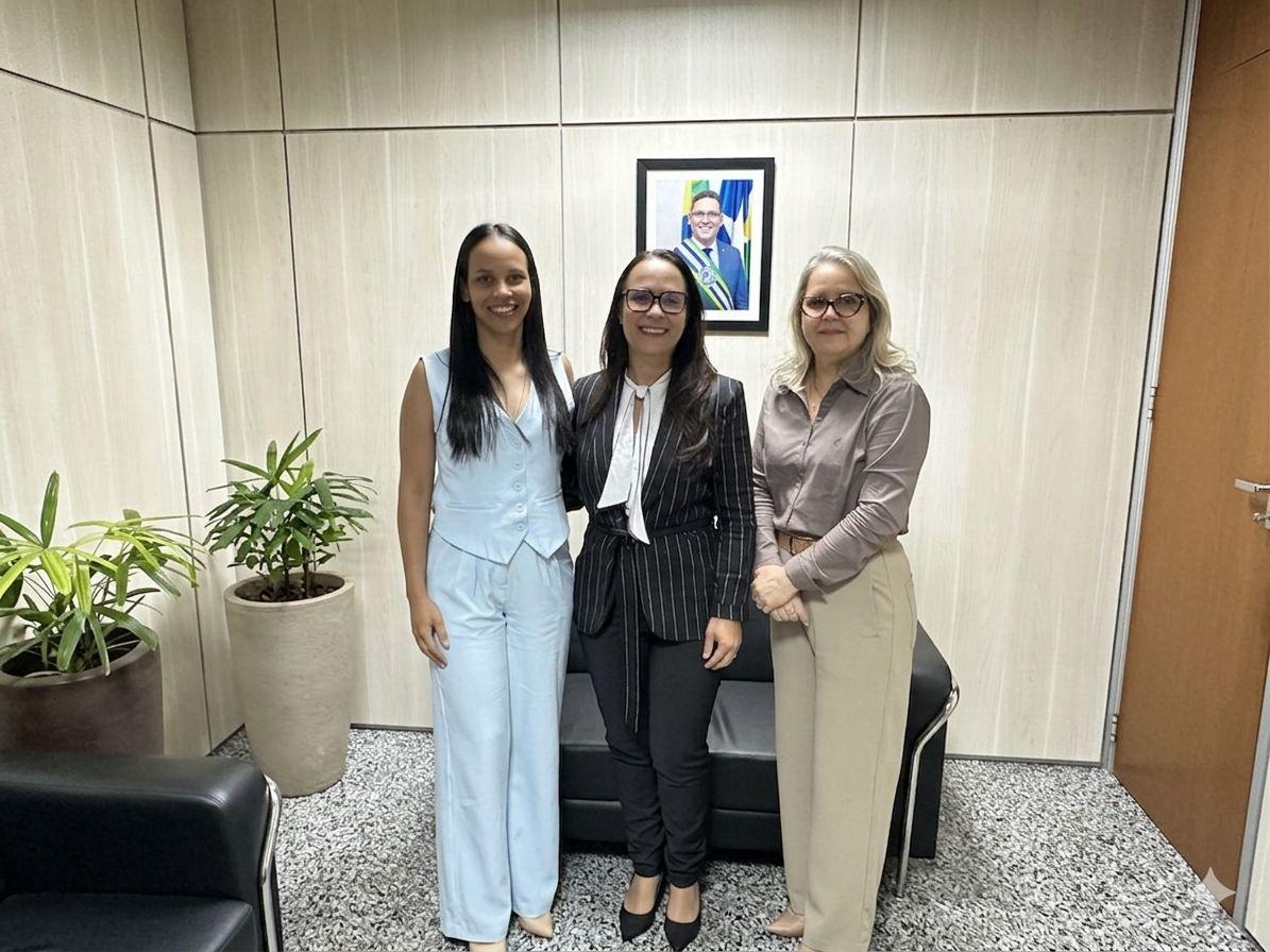 Vereadora Angélica Peralta e Débora Raposo, secretária adjunta da educação do estado. Foto tirada 26 de março de 2026.