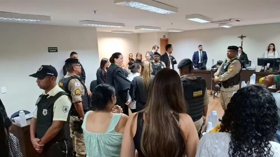 Mãe é absolvida  em julgamento, por matar e cortar o pênis do abusador da filha de 11 anos. Entenda o caso.