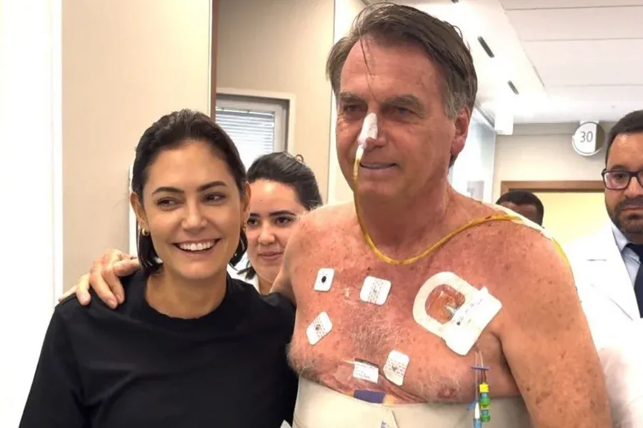 Michelle posta foto com Bolsonaro no hospital “Seguirei cuidando”