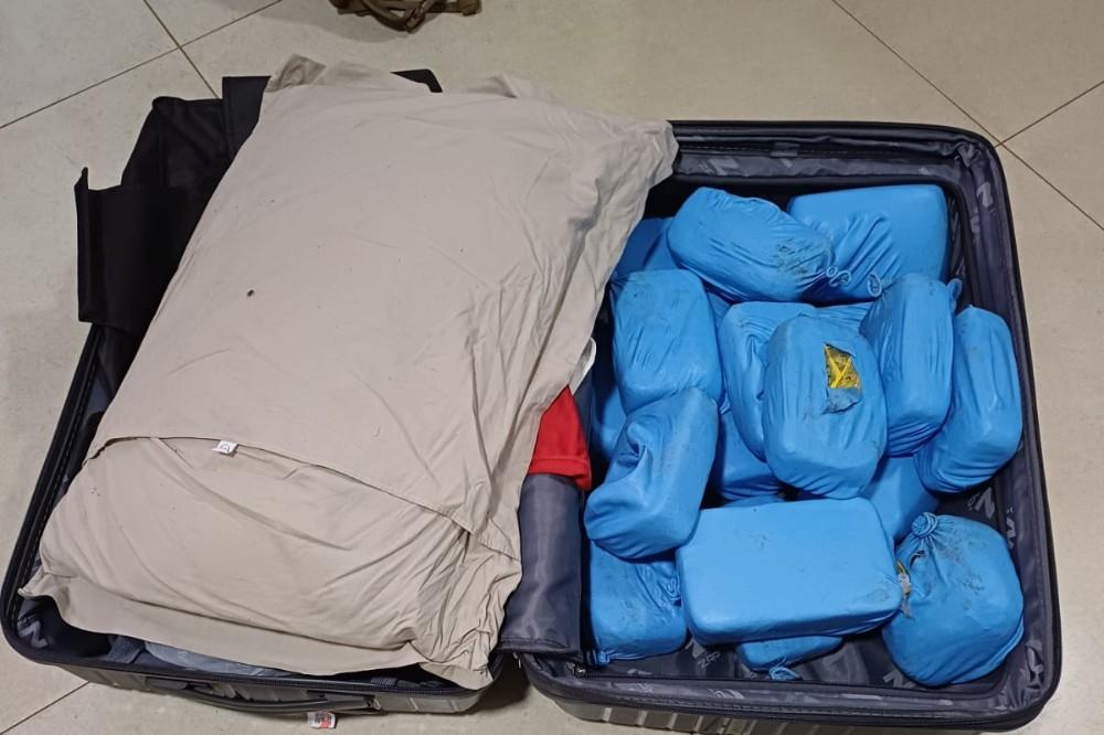 PRF apreende 20,5 kg de cocaína em ônibus e prende passageiro