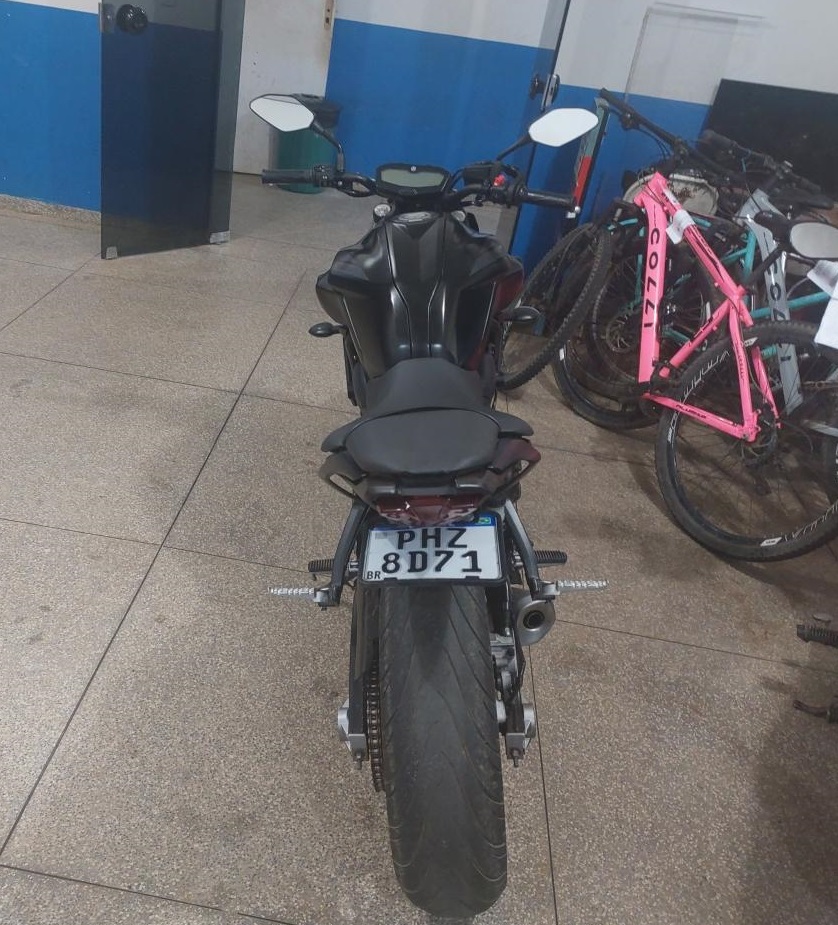 VILHENA – PMRO APREENDE MOTOCICLETA COM MECANISMO PARA OCULTAÇÃO DE PLACA