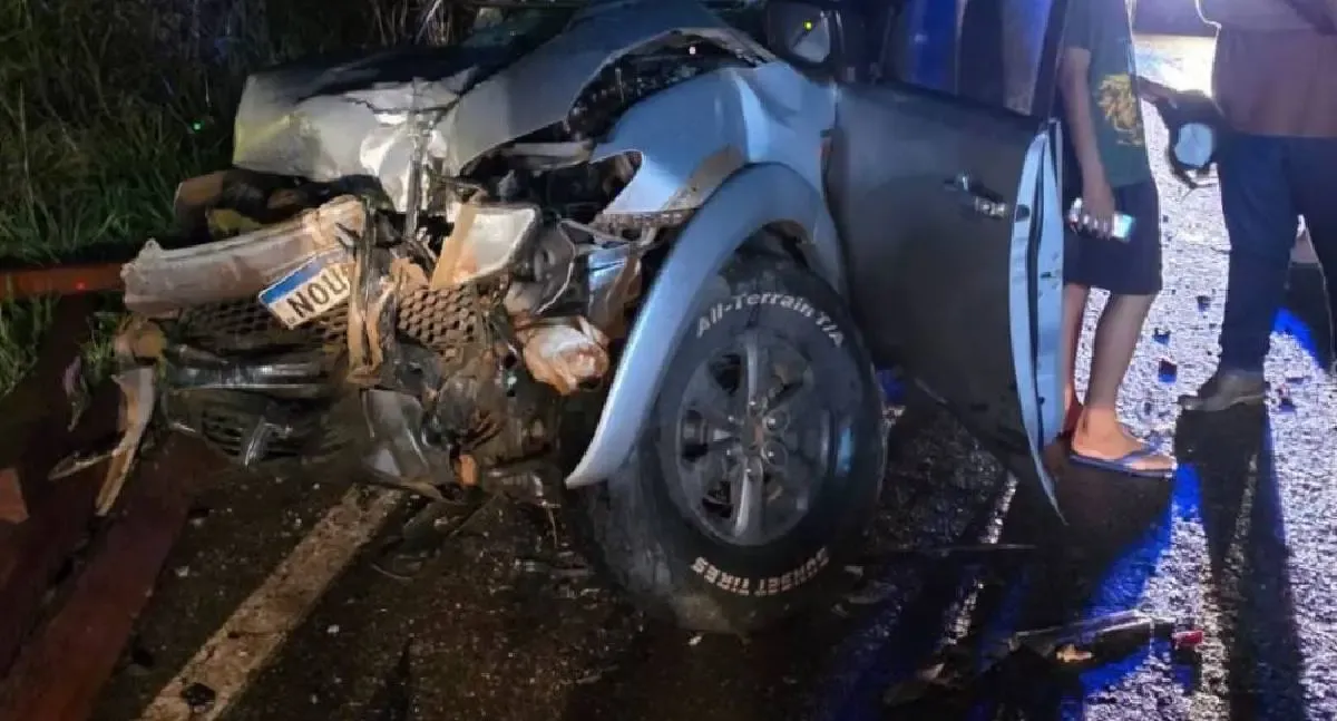 Acidente na BR-435 deixa motorista gravemente ferido após colisão com madeira na pista