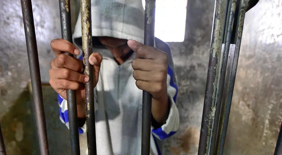 Adolescente é internada por tempo indeterminado após matar avô e tentar matar avó em Ariquemes