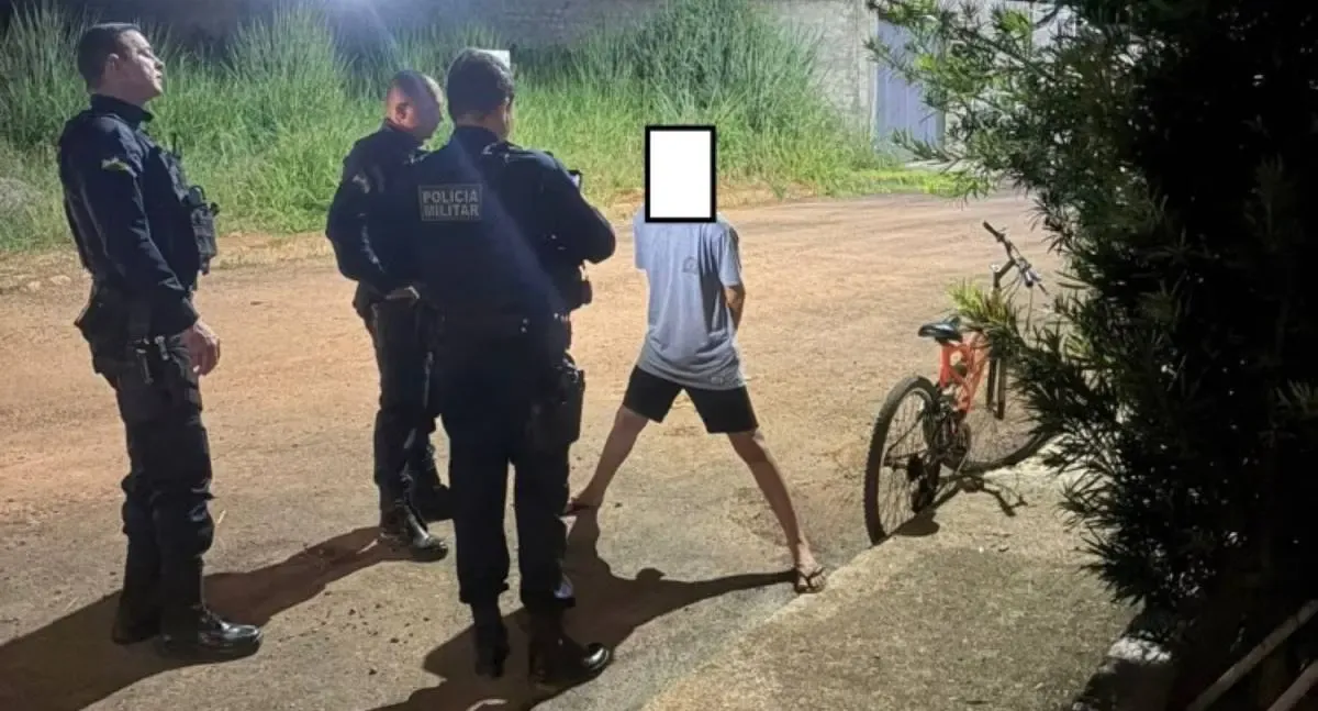 Adolescentes são flagrados por câmeras furtando encomenda em RO
