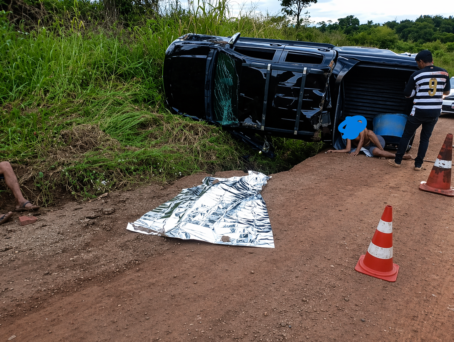 Capotamento mata uma pessoa e deixa três feridos