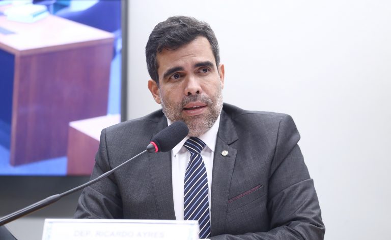 Comissão aprova projeto que proíbe cobrar do inadimplente gastos do condomínio com advogado