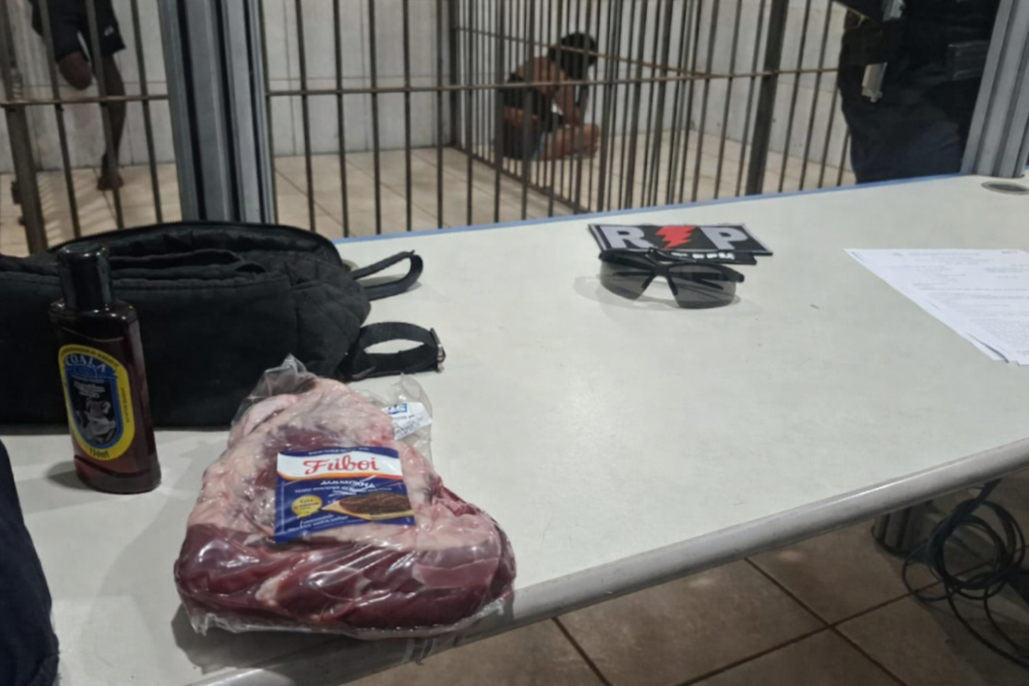 Foragida da Justiça é presa em flagrante após furtar peça de maminha em supermercado na zona Leste