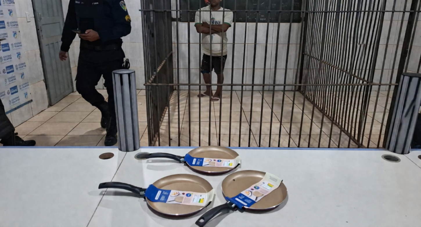 Idoso é preso após furtar panquequeiras em supermercado