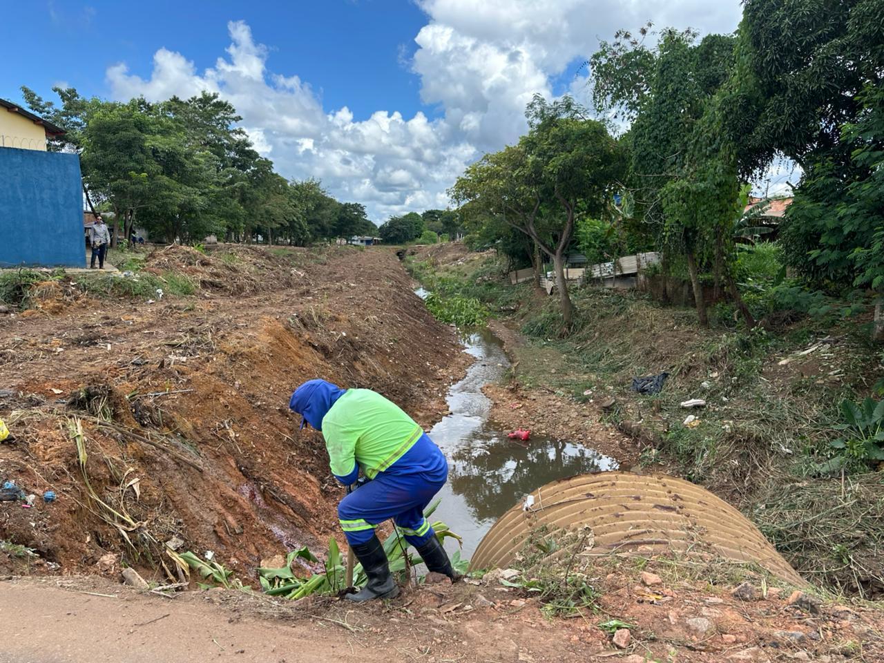 Limpeza de canal no bairro Castanheira é realizada após pedido do vereador Edimilson Dourado