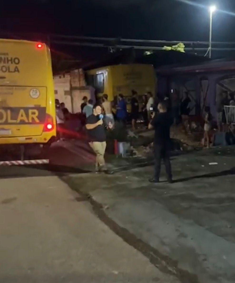 Motorista de Ônibus escolar perde controle do veículo  e atinge residência no Centro de Porto Velho