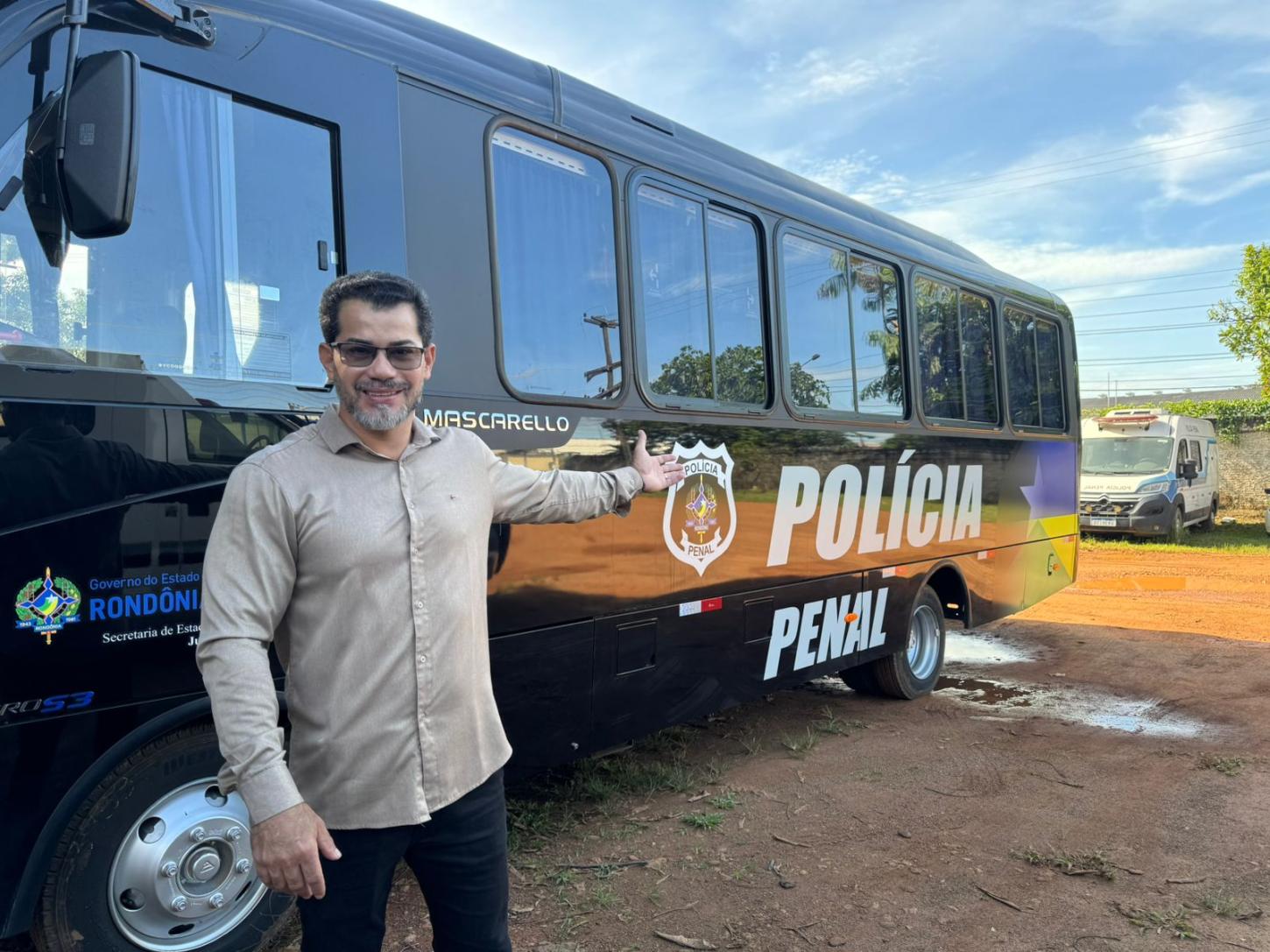 Nilton Souza celebra chegada de ônibus para reforçar atuação da Polícia Penal em Rondônia