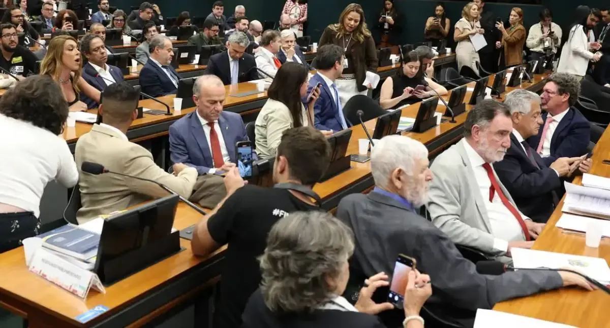 Pedido de vista na CCJ adia votação sobre fim da escala 6×1 na Câmara