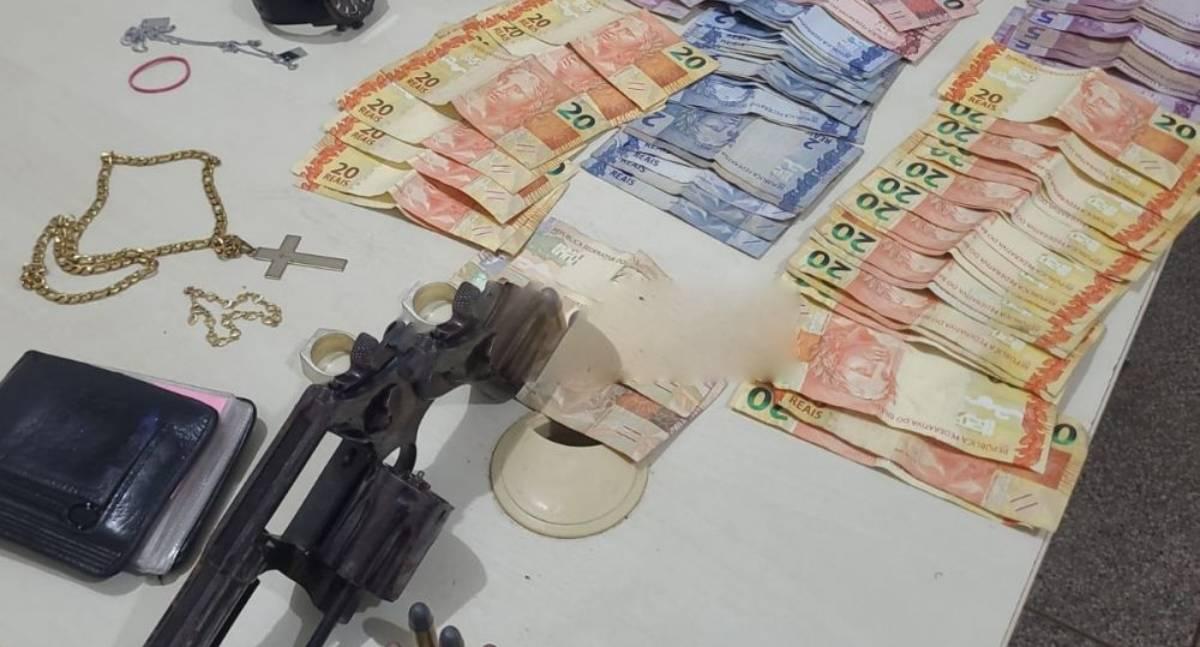 PM apreende arma, dinheiro e objetos suspeitos em Ji-Paraná
