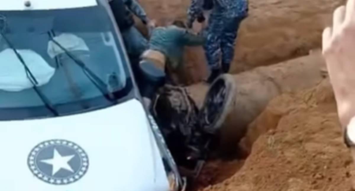Viatura cai em valeta durante perseguição e suspeito é preso em Ariquemes