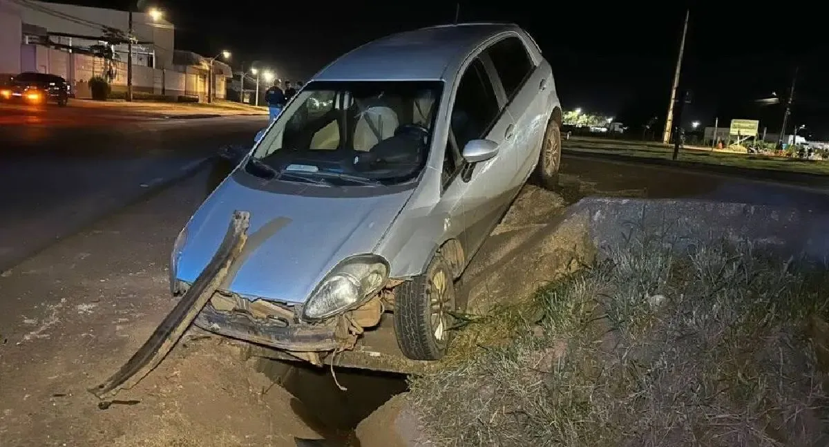 Carro cai em barranco entre BR-364 e Avenida JK e motorista abandona veículo em Jaru