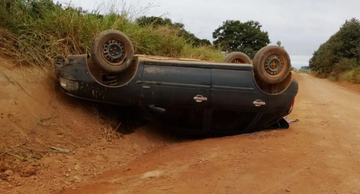 Carro capota em via pública e condutor desaparece em RO