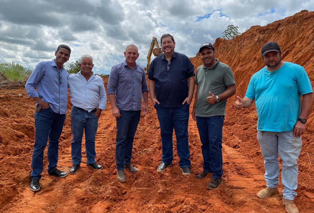 Deputado Ezequiel Neiva acompanha obras de rebaixamento de morros em Machadinho D’Oeste