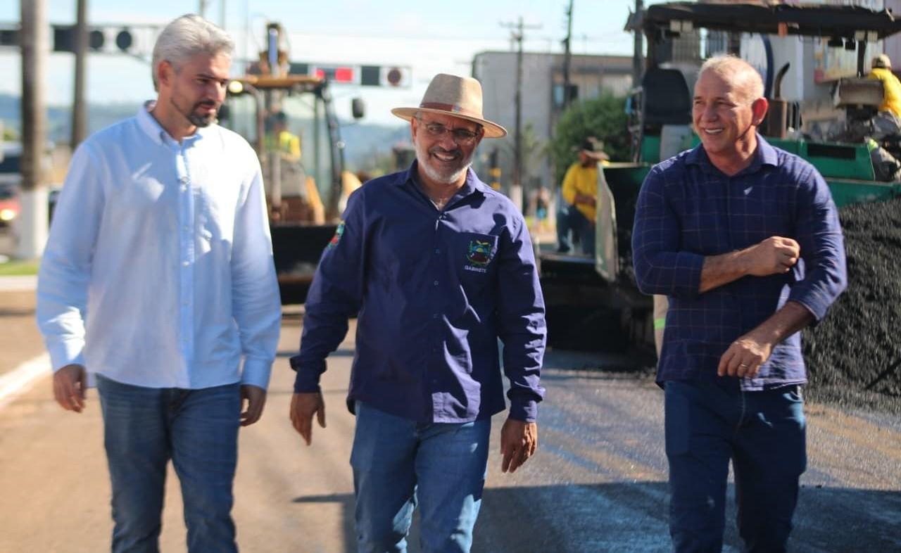 Ezequiel Neiva garante recurso para modernizar escolas municipais de Cerejeiras com lousas digitais e chromebooks