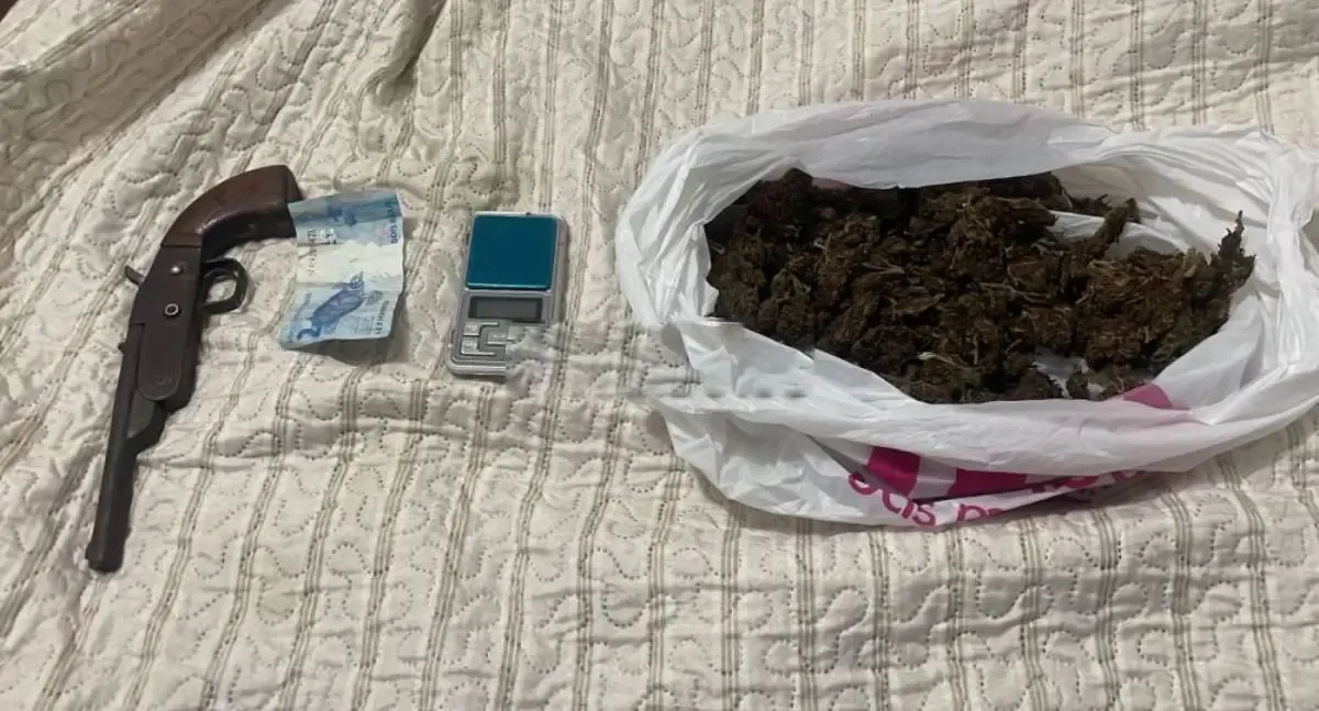 PM prende suspeito com arma, drogas e balança de precisão em Rondônia