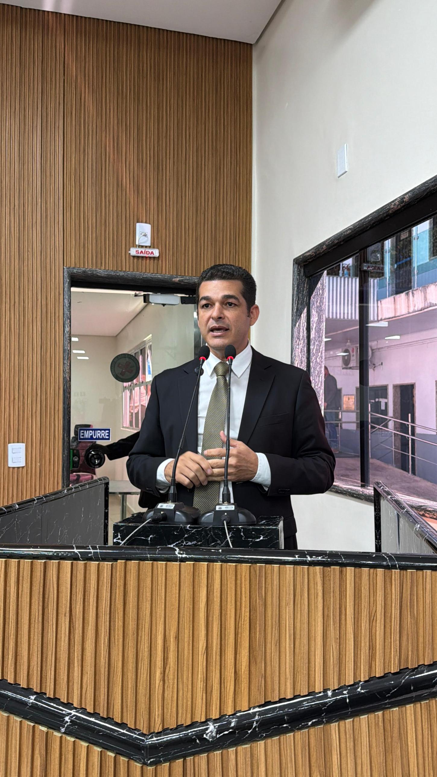 Adalto de Bandeirantes denuncia caos no transporte escolar e dispara contra empresa responsável pelo abastecimento da frota