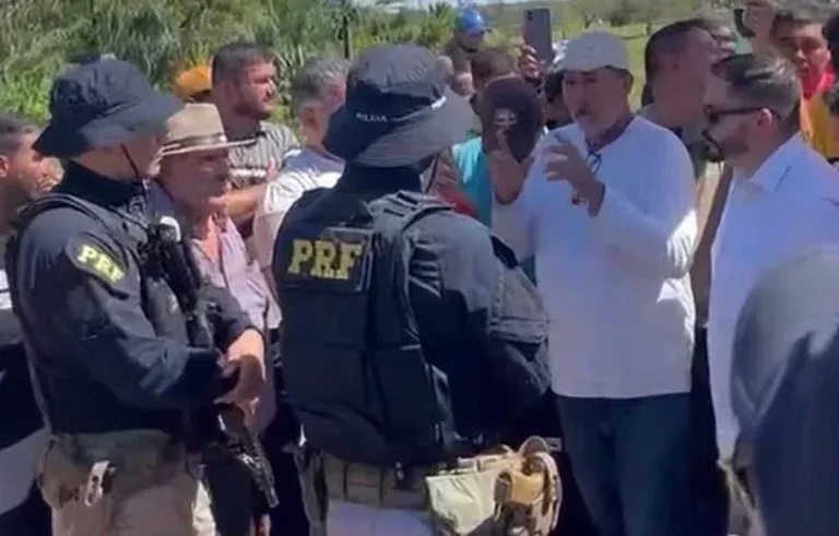 Após negociação da PRF, manifestantes liberam tráfego na BR-364