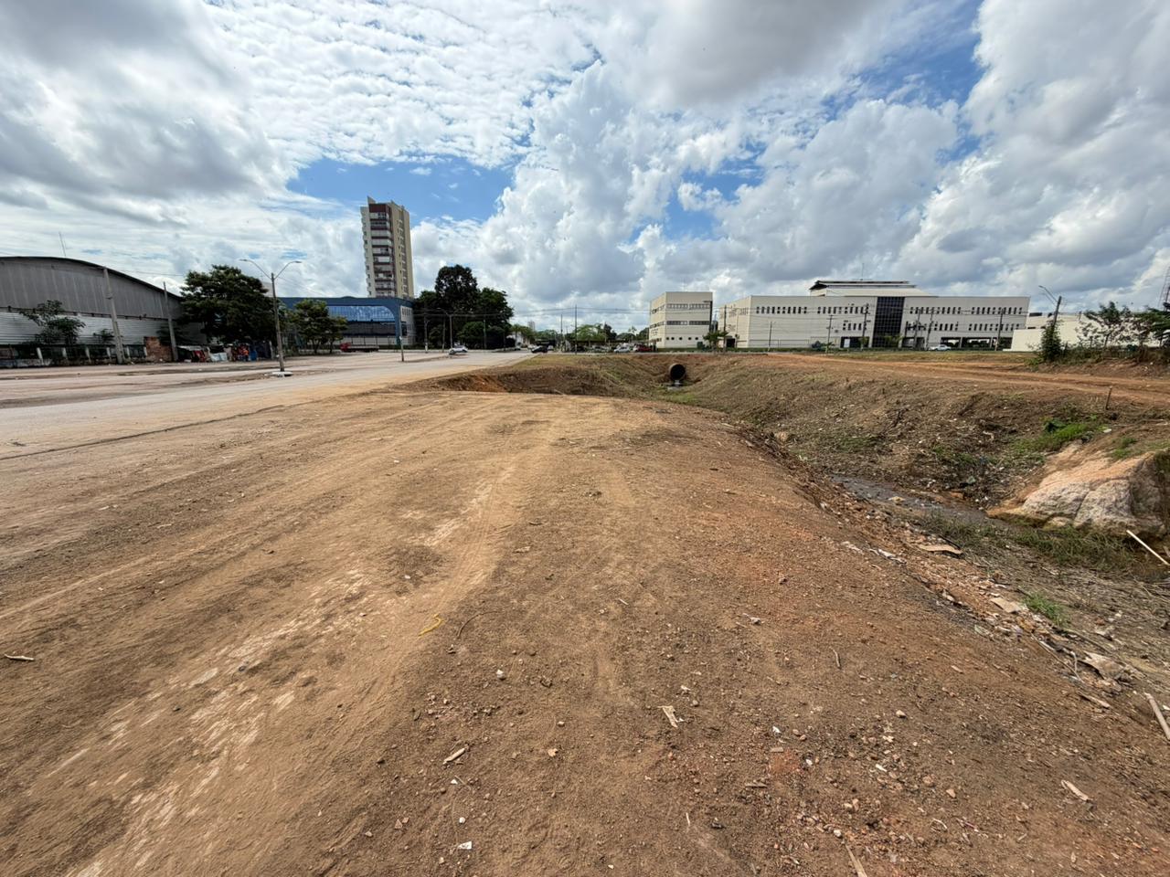 Área desobstruída recebe novo descarte irregular poucos dias após limpeza