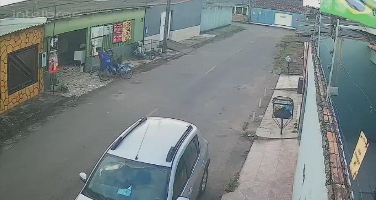 Assaltante de bicicleta ameaça comerciante com faca e rouba celular na zona Sul