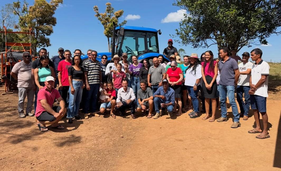 Cláudia de Jesus participa da entrega de trator para Associação Rota 153, em Ji-Paraná