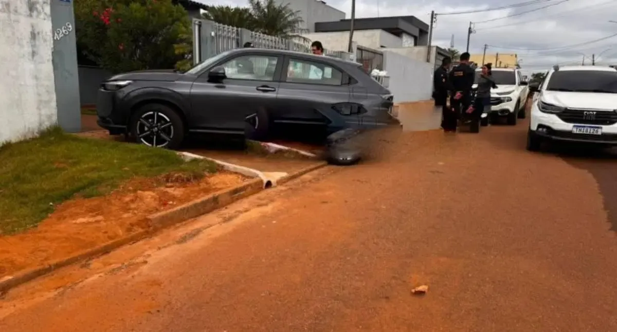 Colisão traseira é registrada enquanto condutora tentava estacionar veículo em residência