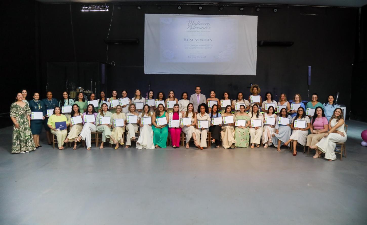 Eyder Brasil homenageia cerca de 50 mulheres em Ji-Paraná em mais uma edição do Projeto Mulheres Relevantes.