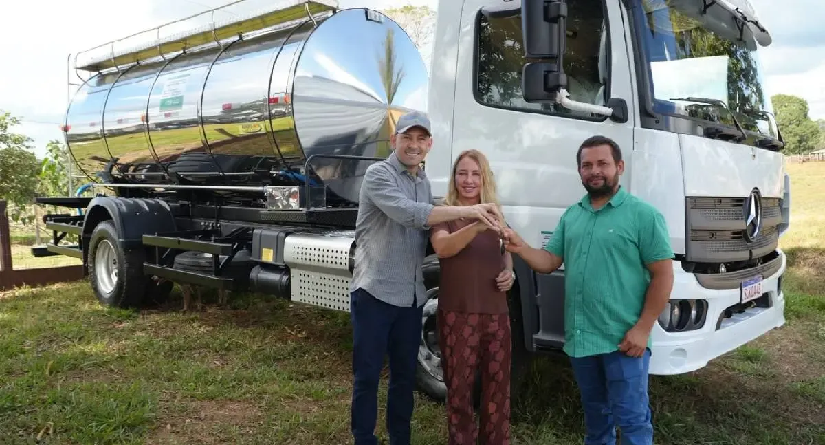 Ieda Chaves entrega caminhão-tanque e fortalece produção leiteira