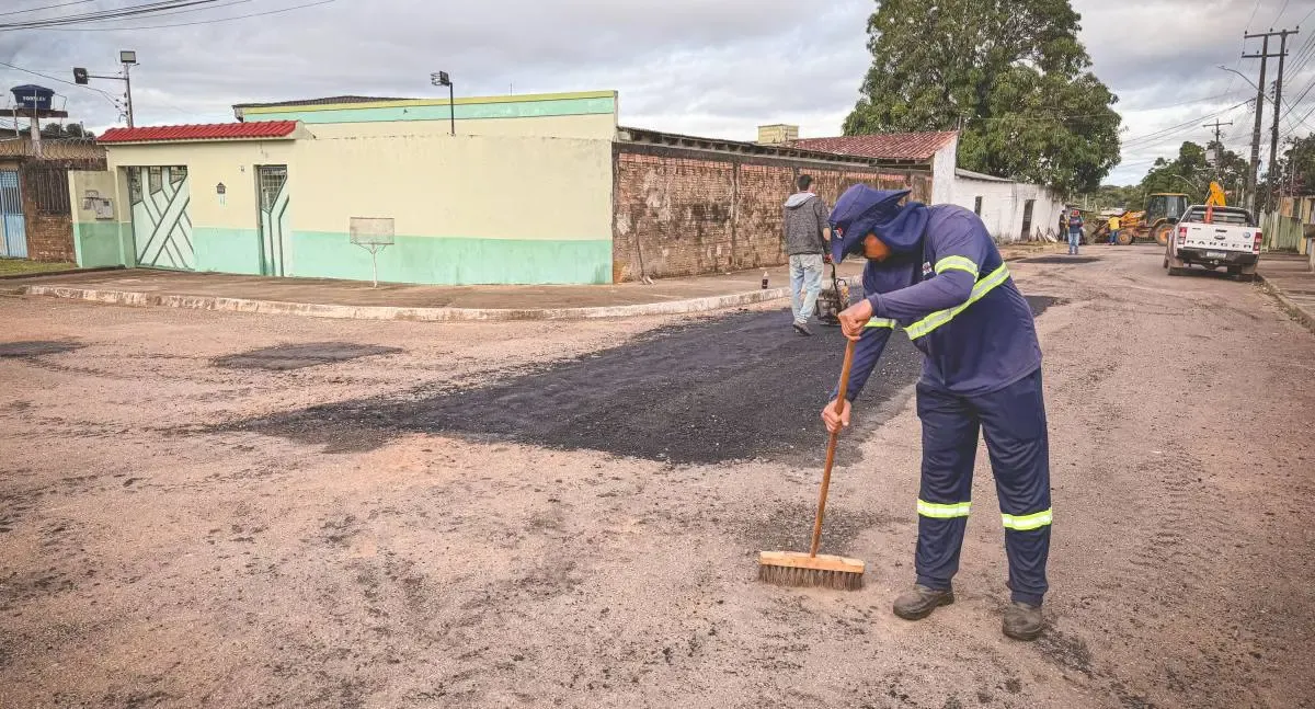 Mais de 20 ruas da Cohab recebem operação tapa-buraco em Porto Velho