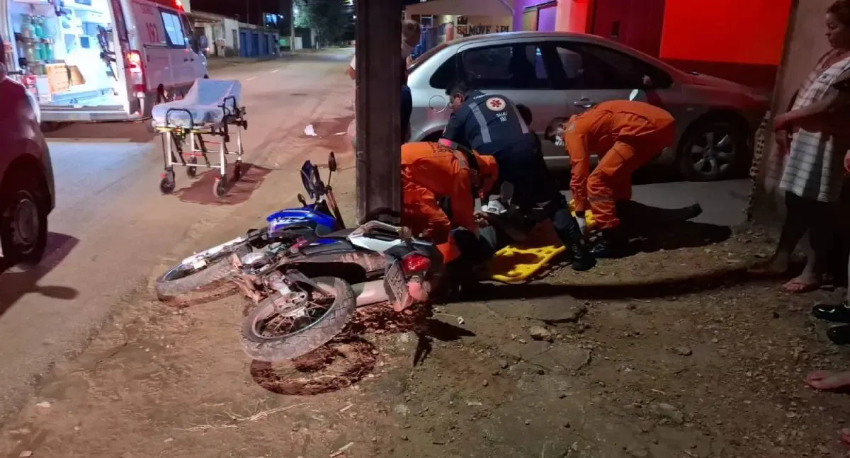 Motociclista colide contra poste na zona leste da capital