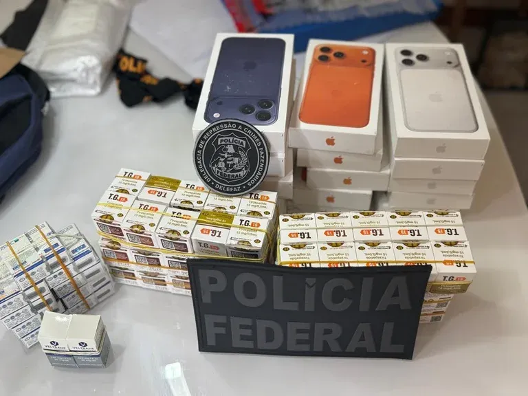 PF apreende remédios para emagrecer e celulares contrabandeados.