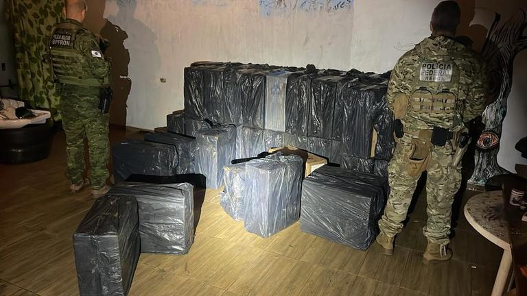 PF e PM/PR prendem três pessoas por contrabando de cigarros