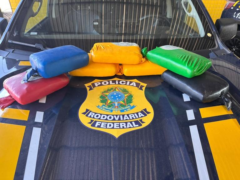 PRF prende mulher com 8,6 kg de drogas em ônibus interestadual na BR-364