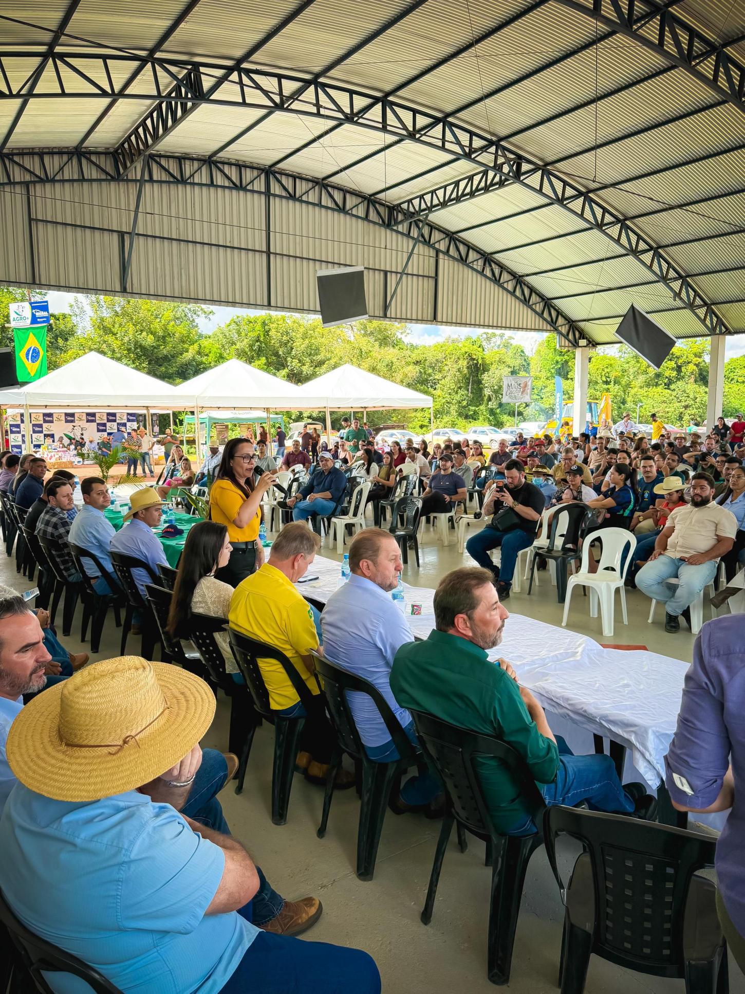 Rosangela Donadon anuncia 100 mil mudas de café e calcário durante Encontro dos Produtores Rurais de Chupinguaia.