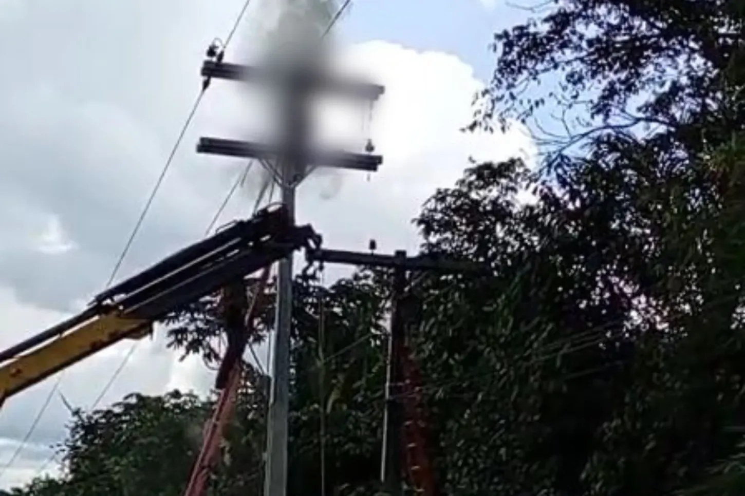 Trabalhador é atingido por descarga elétrica de alta tensão – VEJA VÍDEO