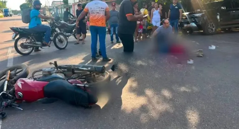 Colisão entre automóvel e moto por aplicativo deixa passageira com fratura exposta em Porto Velho