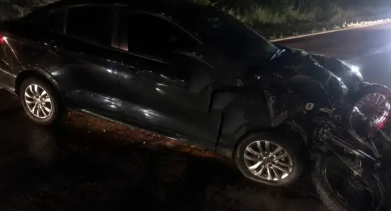Colisão frontal entre carro e moto deixa motociclista gravemente ferido na BR-364
