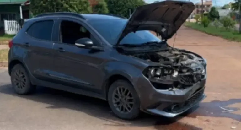 Colisão transversal entre automóveis deixa passageira ferida em cruzamento de Rolim de Moura