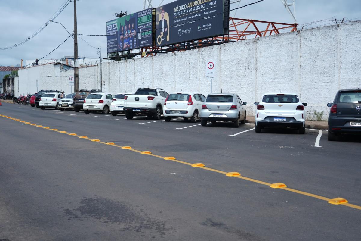 Estacionamento gratuito no entorno do shopping facilita a vida da população