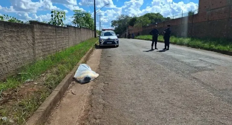 Homem é encontrado morto com perfuração de faca no peito na capital