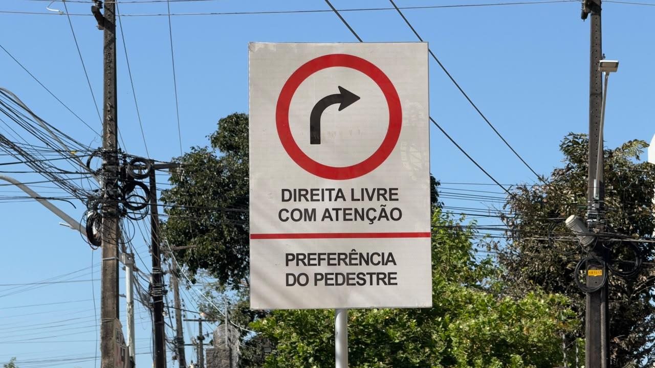 Vereador Edimilson Dourado tem solicitação atendida e instalação de placa “Direita Livre” melhora fluxo de veículos na Zona Sul